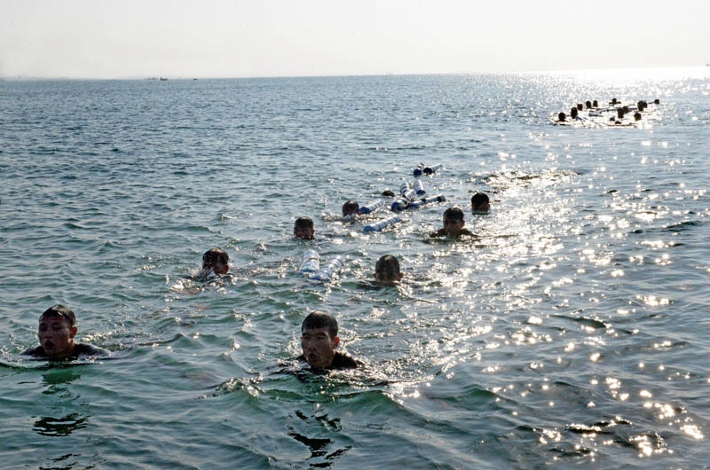 Cán bộ, chiến sĩ đặc công nước thường xuyên khổ luyện trên biển theo đội hình.